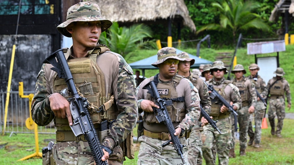 Servicio Nacional Aeronaval trains with U.S. Marine Corps in Panama