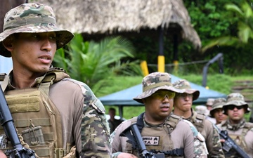 U.S. Marines and Servicio Nacional Aeronaval train together