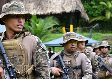 U.S. Marines and Servicio Nacional Aeronaval train together