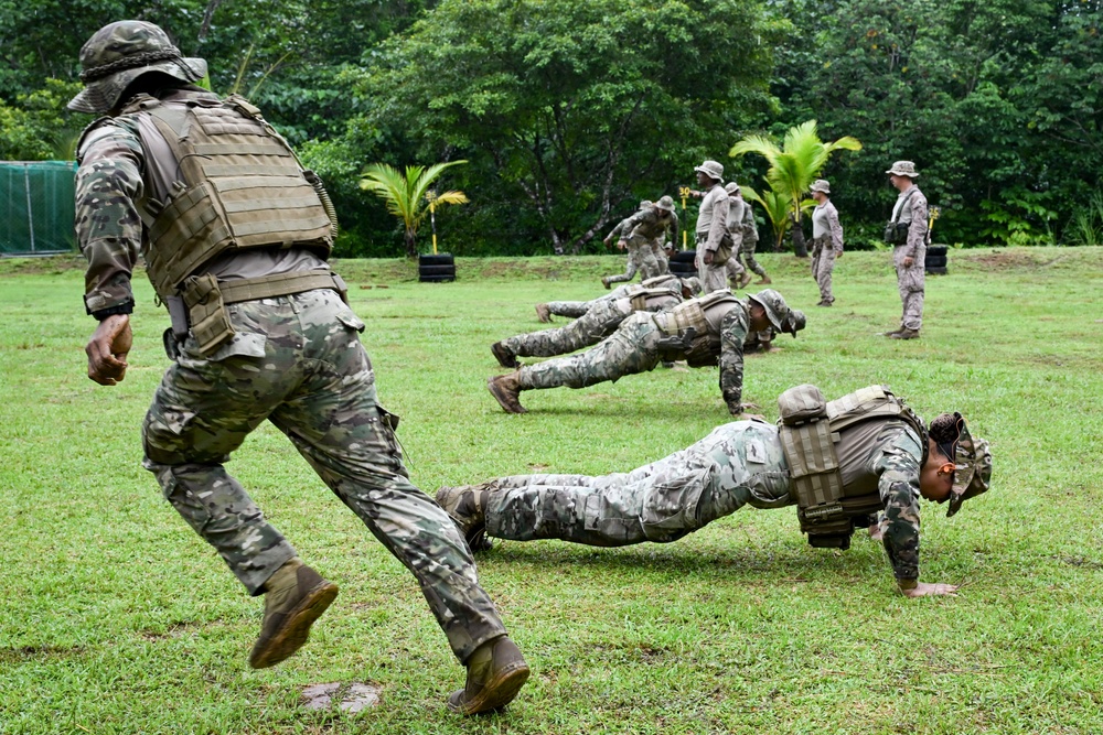 Servicio Nacional Aeronaval trains with U.S. Marine Corps in Panama