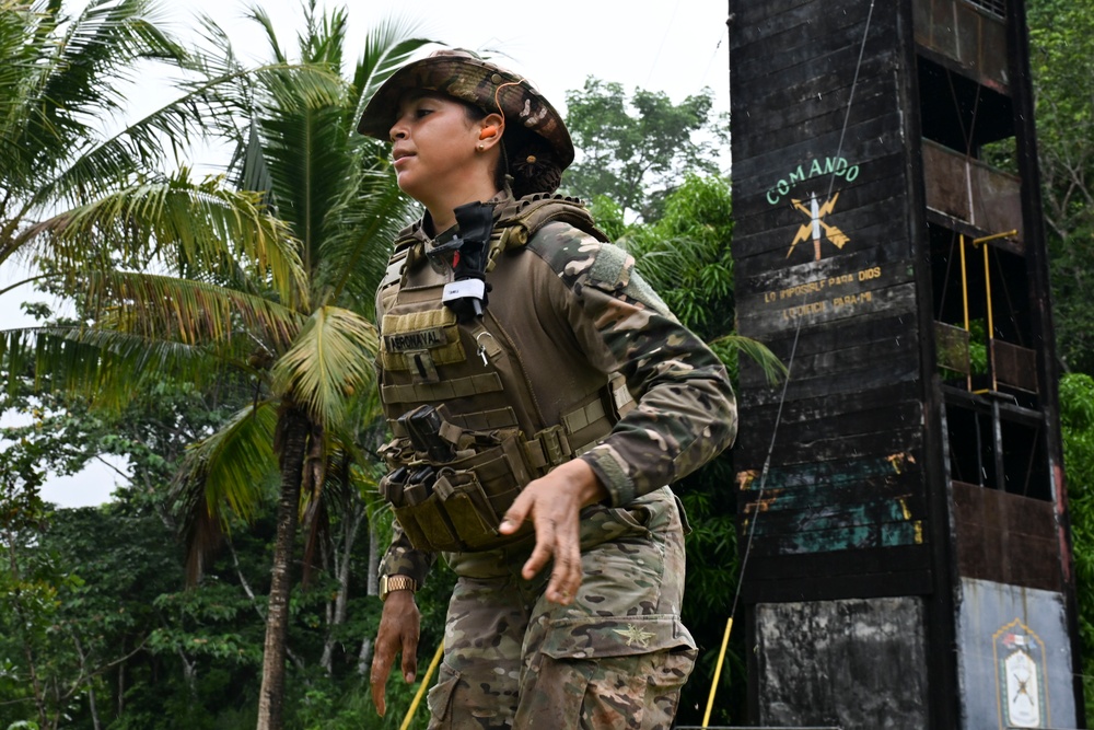 Servicio Nacional Aeronaval trains with U.S. Marine Corps in Panama