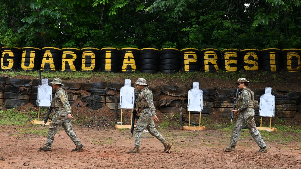 Servicio Nacional Aeronaval trains with U.S. Marine Corps in Panama