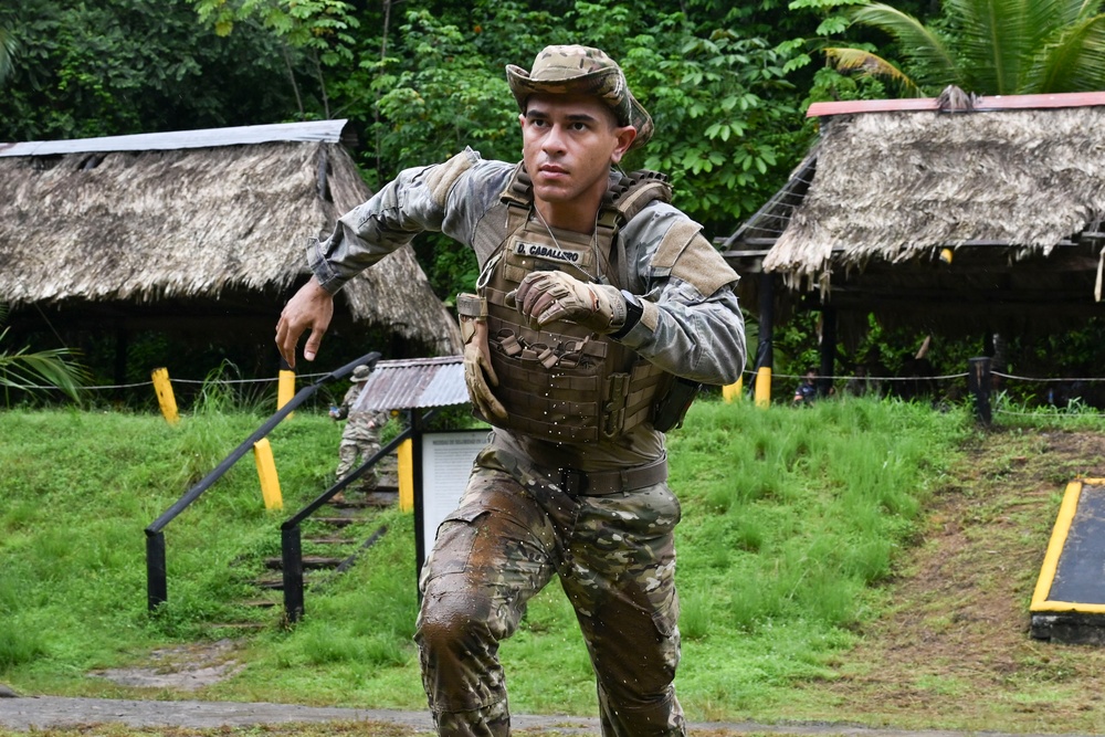 Servicio Nacional Aeronaval trains with U.S. Marine Corps in Panama