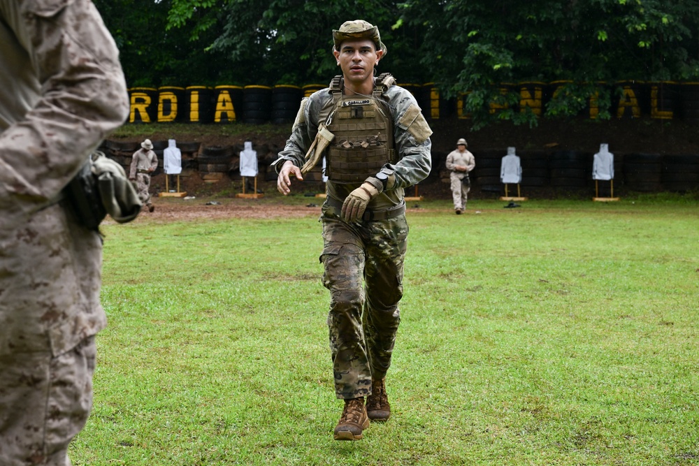Servicio Nacional Aeronaval trains with U.S. Marine Corps in Panama
