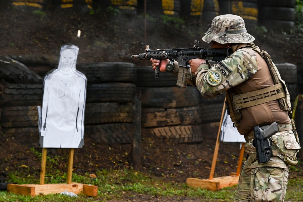 Servicio Nacional Aeronaval trains with U.S. Marine Corps in Panama