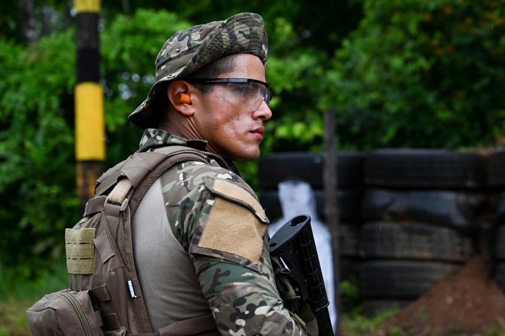 Servicio Nacional Aeronaval trains with U.S. Marine Corps in Panama
