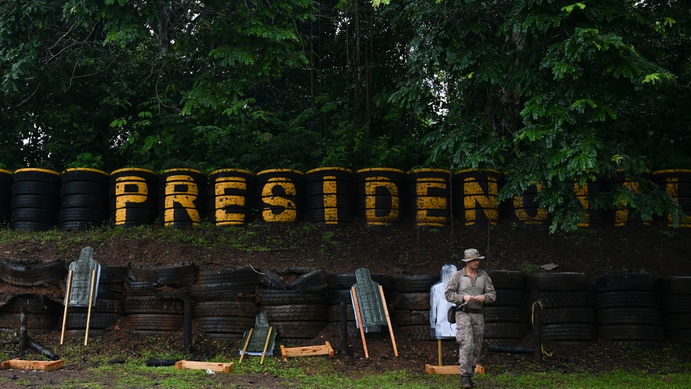 Servicio Nacional Aeronaval trains with U.S. Marine Corps in Panama