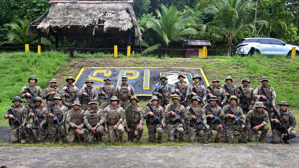 Servicio Nacional Aeronaval trains with U.S. Marine Corps in Panama