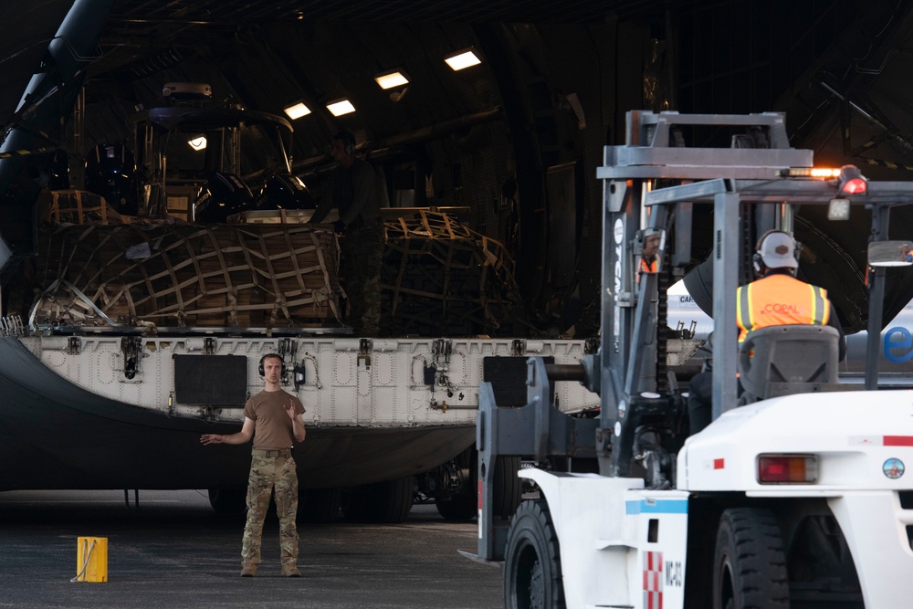 C-5 Super Galaxy arrives in Panama with Navy cargo