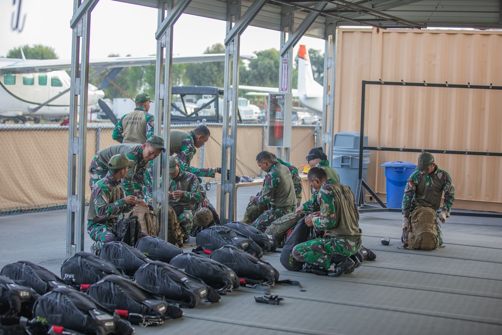 U.S. Marines, Indonesian Korps Marinir participate in free fall training
