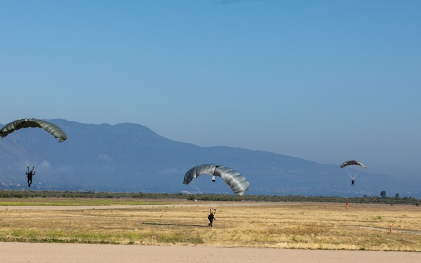 U.S. Marines, Indonesian Korps Marinir participate in free fall training