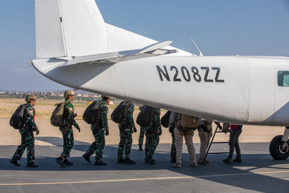 U.S. Marines, Indonesian Korps Marinir participate in free fall training