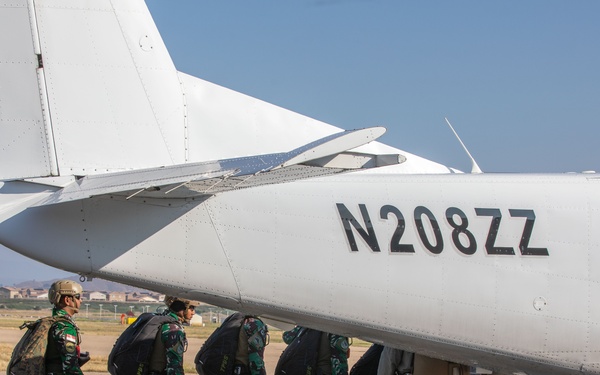 U.S. Marines, Indonesian Korps Marinir participate in free fall training
