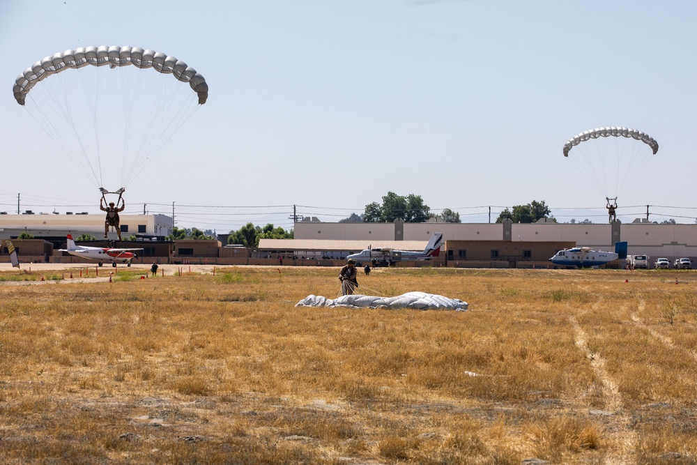 U.S. Marines, Indonesian Korps Marinir participate in free fall training