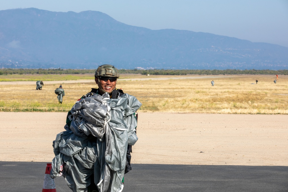 U.S. Marines, Indonesian Korps Marinir participate in free fall training