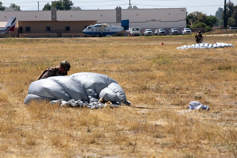 U.S. Marines, Indonesian Korps Marinir participate in free fall training