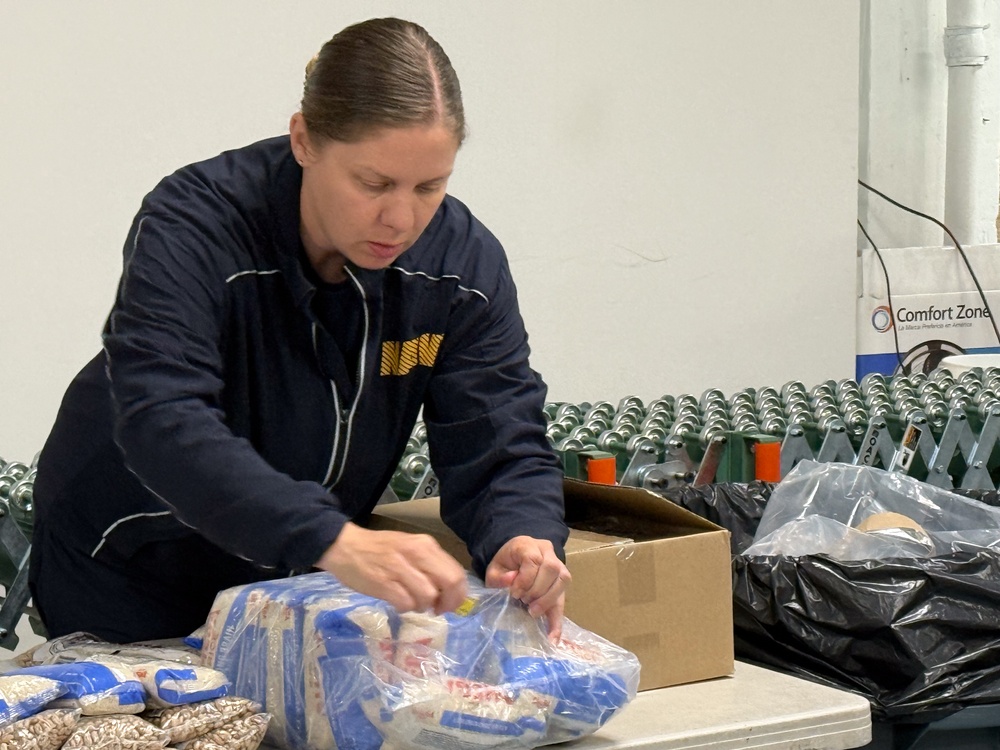 Sailors Join Forces with Alaskans to Fight Hunger During Navy Week