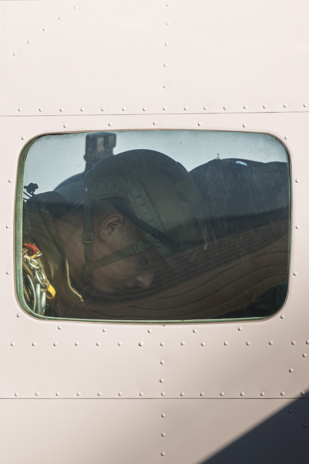 U.S. Marines, Indonesian Korps Marinir participate in military free fall training