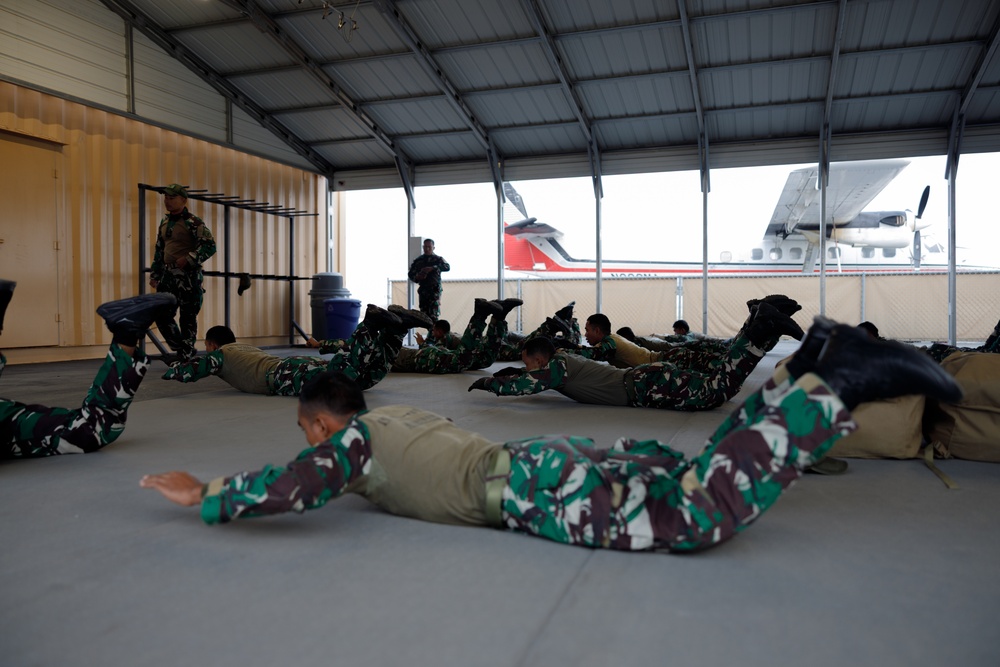 U.S. Marines, Indonesian Korps Marinir participate in military free fall training