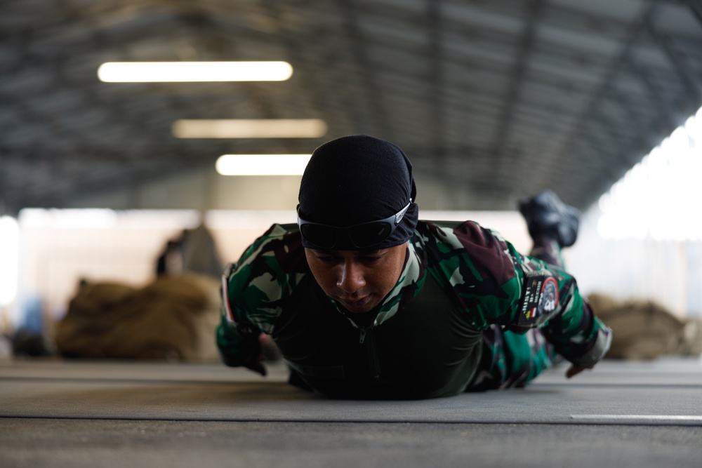 U.S. Marines, Indonesian Korps Marinir participate in military free fall training