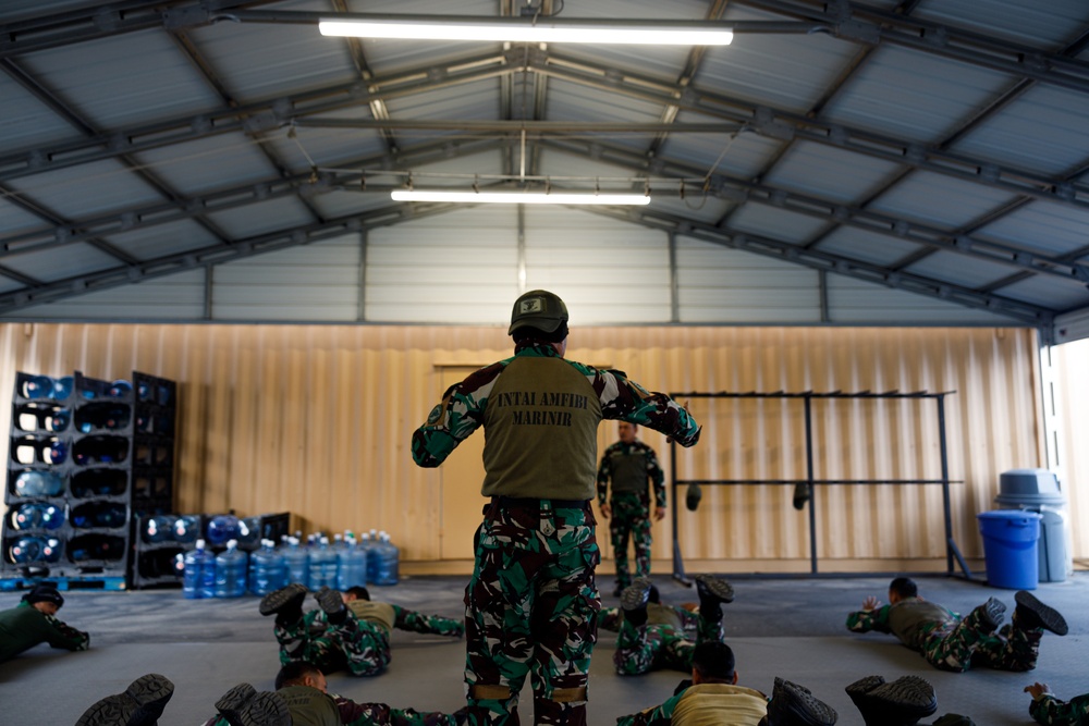 U.S. Marines, Indonesian Korps Marinir participate in military free fall training