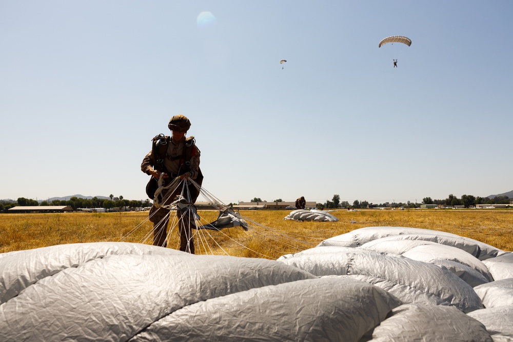 U.S. Marines, Indonesian Korps Marinir participate in military free fall training