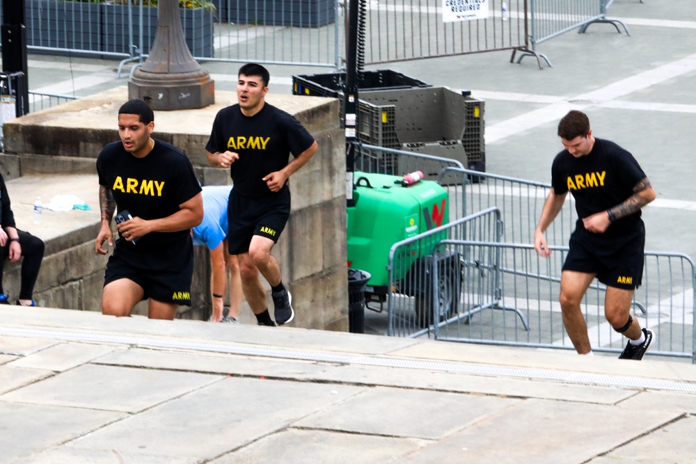 Soldiers run for fun in Philly during Army 250th Birthday