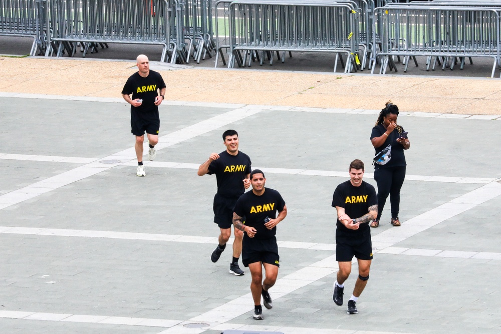 Soldiers run for fun in Philly during Army 250th Birthday