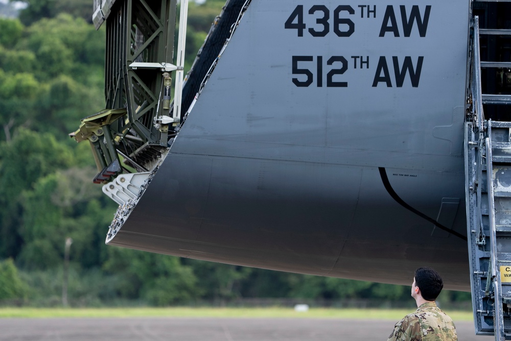 C-5 Super Galaxy arrives in Panama with Navy cargo