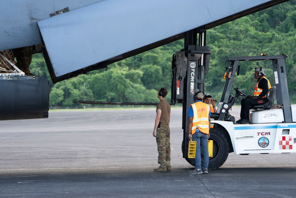 C-5 Super Galaxy arrives in Panama with Navy cargo