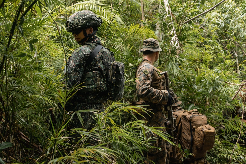KAMANDAG 9: MRF-D 25.3 and PMC participate in a patrol SMEE