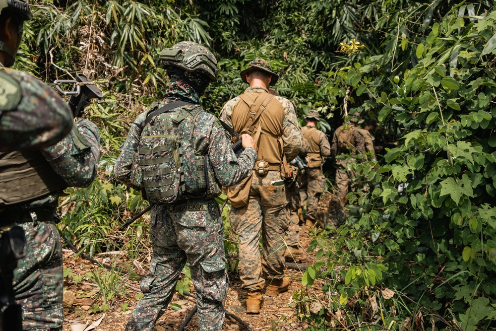 KAMANDAG 9: MRF-D 25.3 and PMC participate in a patrol SMEE
