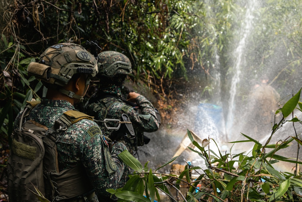 KAMANDAG 9: MRF-D 25.3 and PMC participate in a patrol SMEE