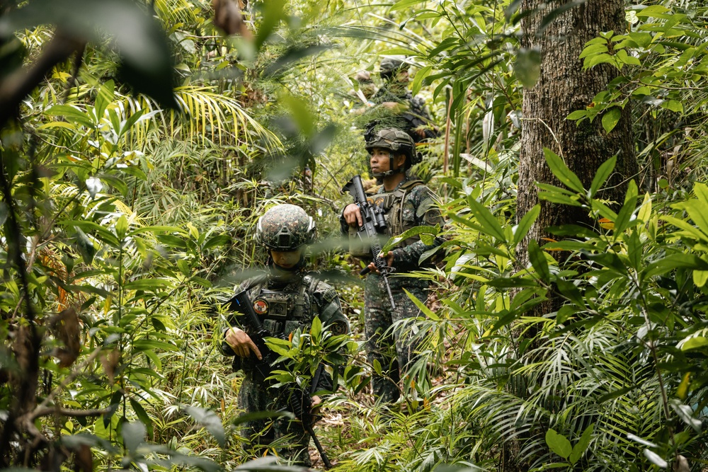 KAMANDAG 9: MRF-D 25.3 and PMC participate in a patrol SMEE