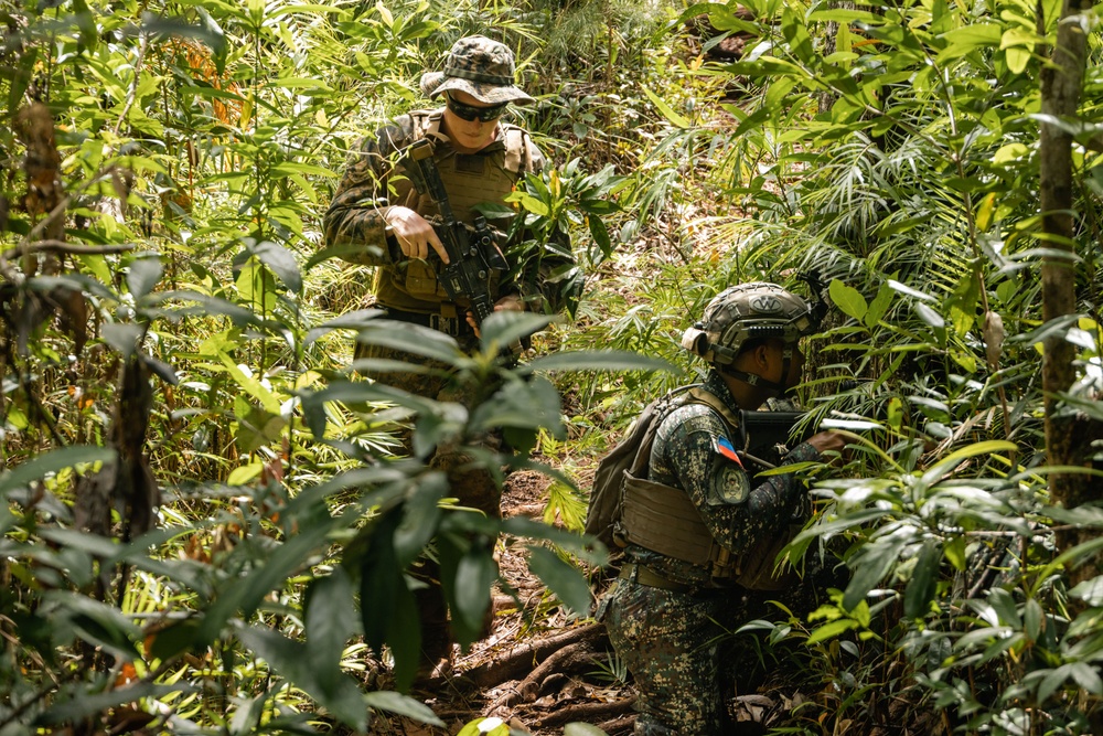 KAMANDAG 9: MRF-D 25.3 and PMC participate in a patrol SMEE