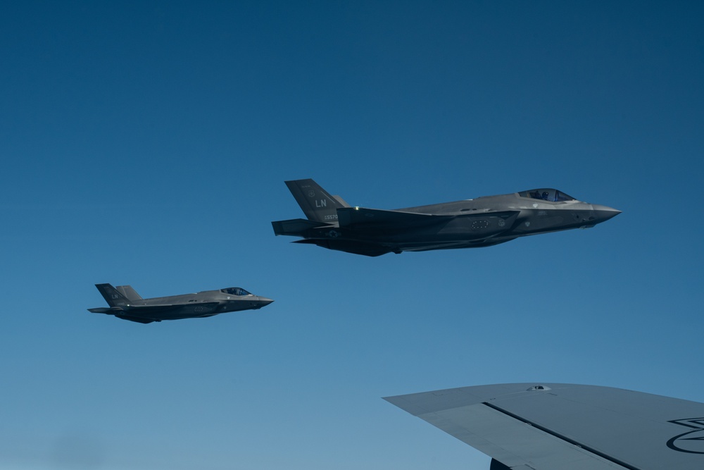 Atlantic Trident 25: 100th ARW refuels 48th FW F-35s, trains with Finnish Air Force F/A-18s