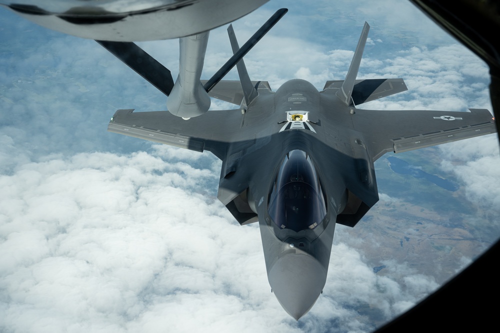 Atlantic Trident 25: 100th ARW refuels 48th FW F-35s, trains with Finnish Air Force F/A-18s