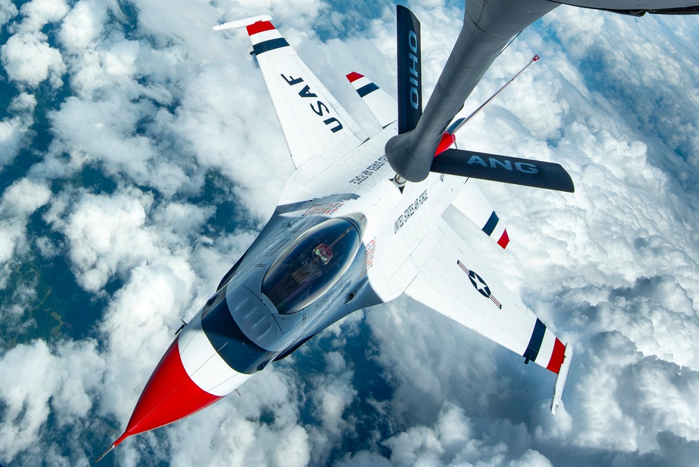 121st refuels &quot;Thunderbirds&quot; over the skies of Virginia