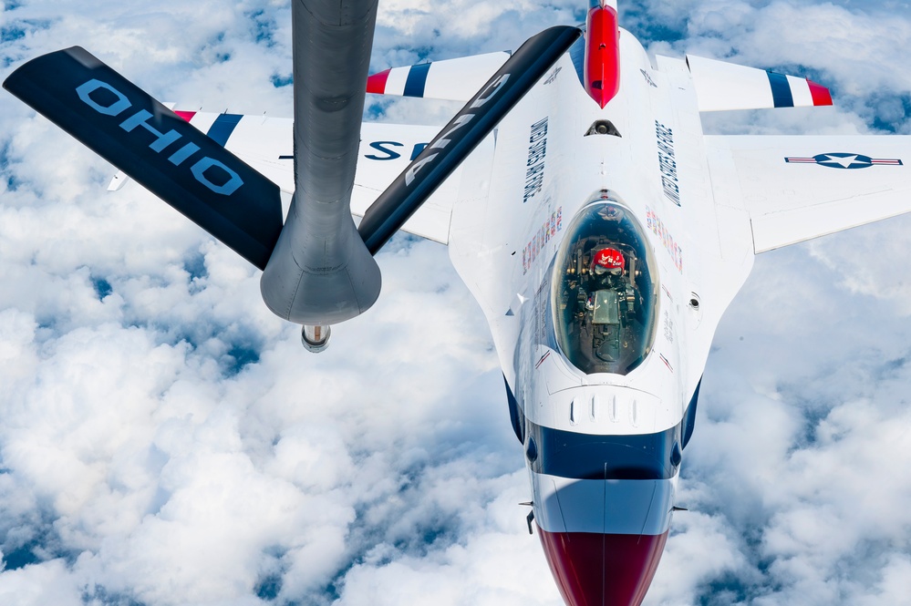 121st refuels &quot;Thunderbirds&quot; over the skies of Virginia
