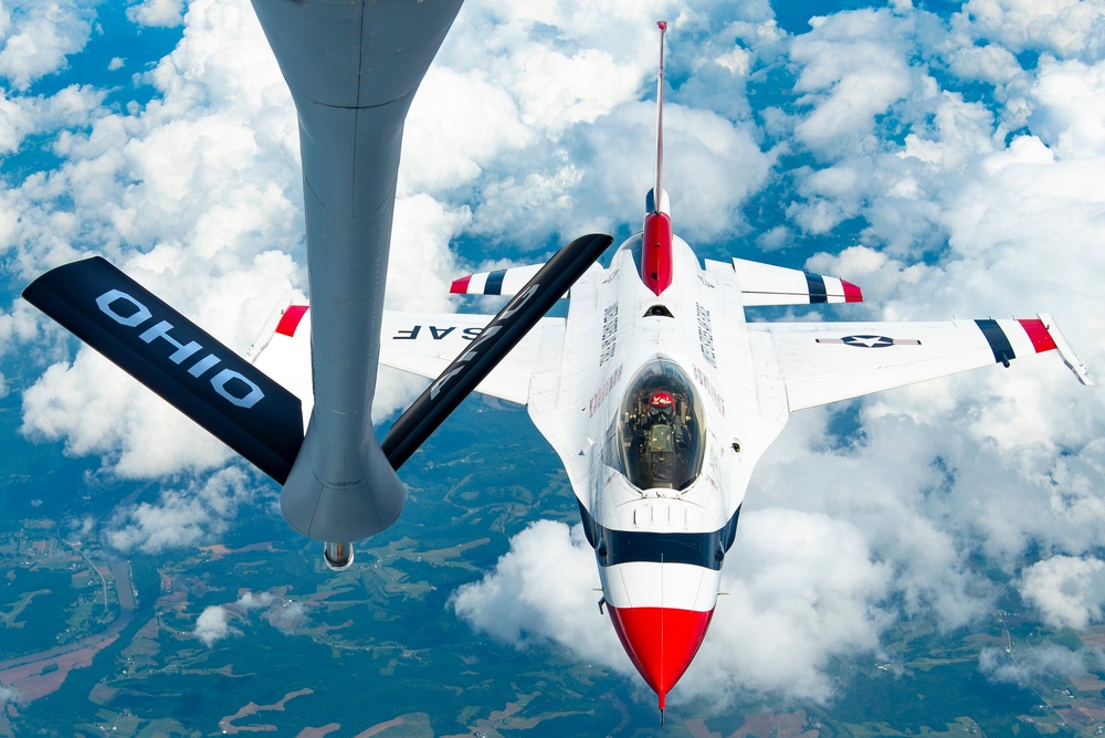 121st refuels &quot;Thunderbirds&quot; over the skies of Virginia