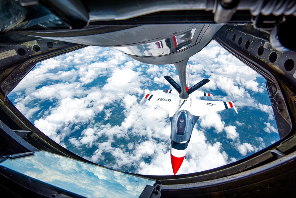 121st refuels &quot;Thunderbirds&quot; over the skies of Virginia