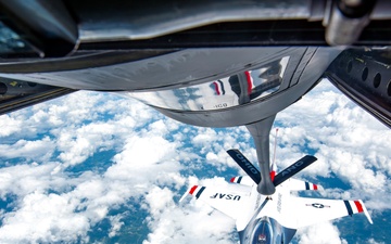 121st refuels &quot;Thunderbirds&quot; over the skies of Virginia