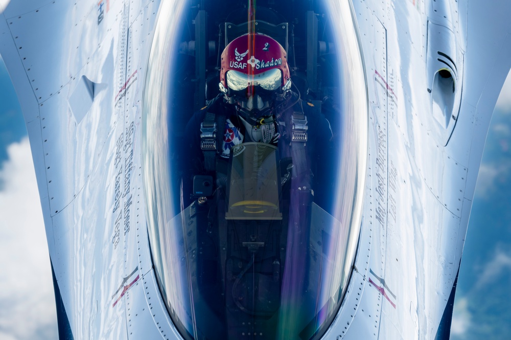 121st refuels &quot;Thunderbirds&quot;over the skies of Virginia