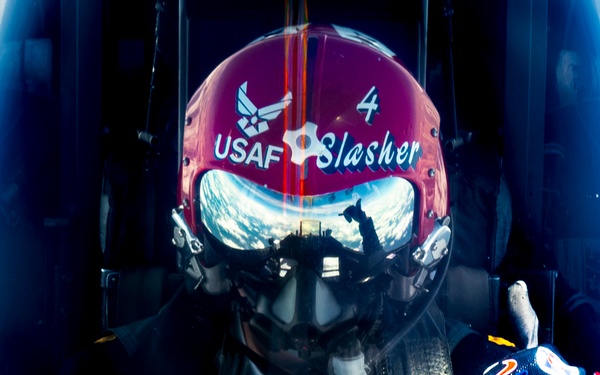 121st refuels &quot;Thunderbirds&quot; over the skies of Virginia