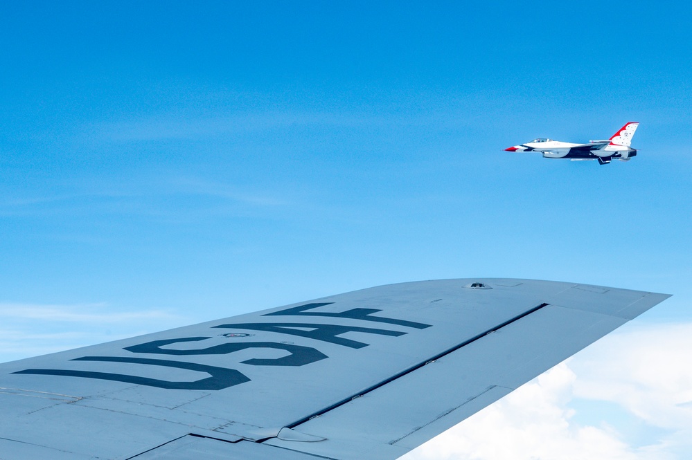121st refuels &quot;Thunderbirds&quot; over the skies of Virginia