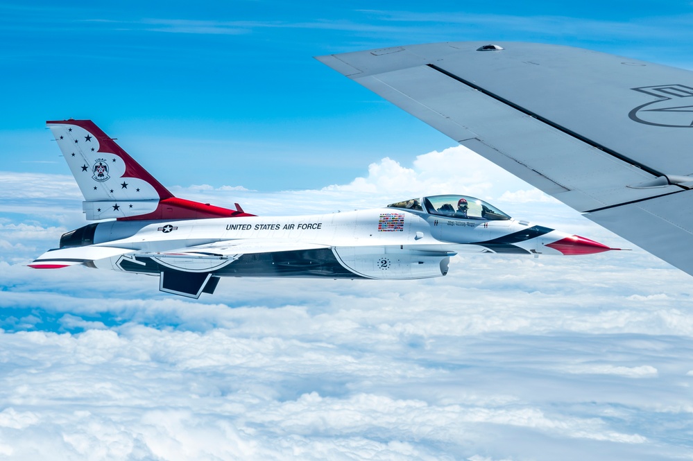 121st refuels &quot;Thunderbirds&quot; over the skies of Virginia