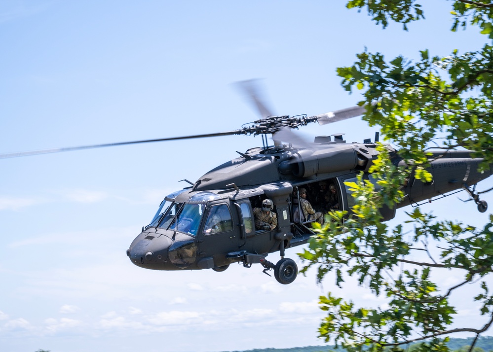 Ark. Artillerymen Conduct Sling Load At Chaffee