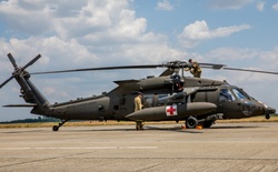 12th Combat Aviation Brigade Soldiers conduct MEDEVAC hoist training with a UH-60 Black Hawk helicopter [Image 2 of 14]