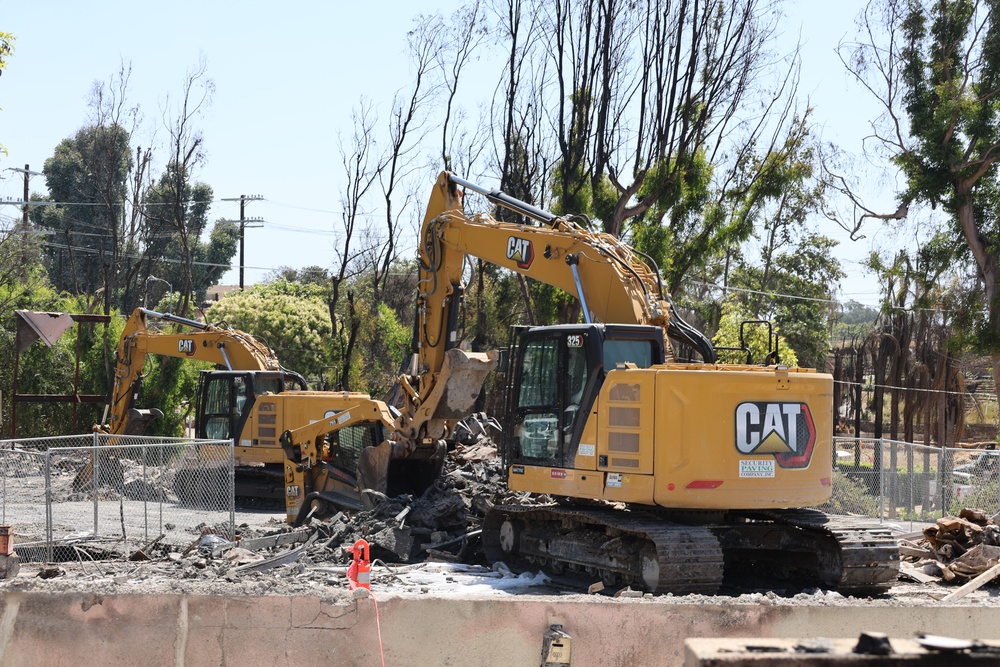 Debris removal in the Pacific Palisades