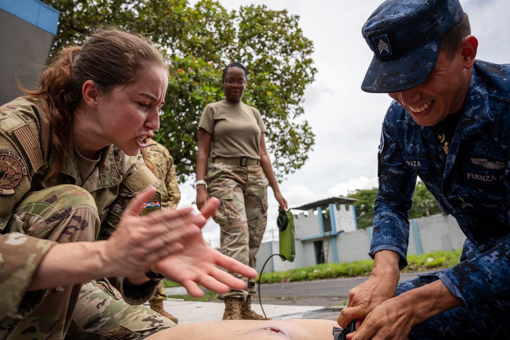 AMISTAD 2025: 944 ASTS conducts TCCC training in El Salvador